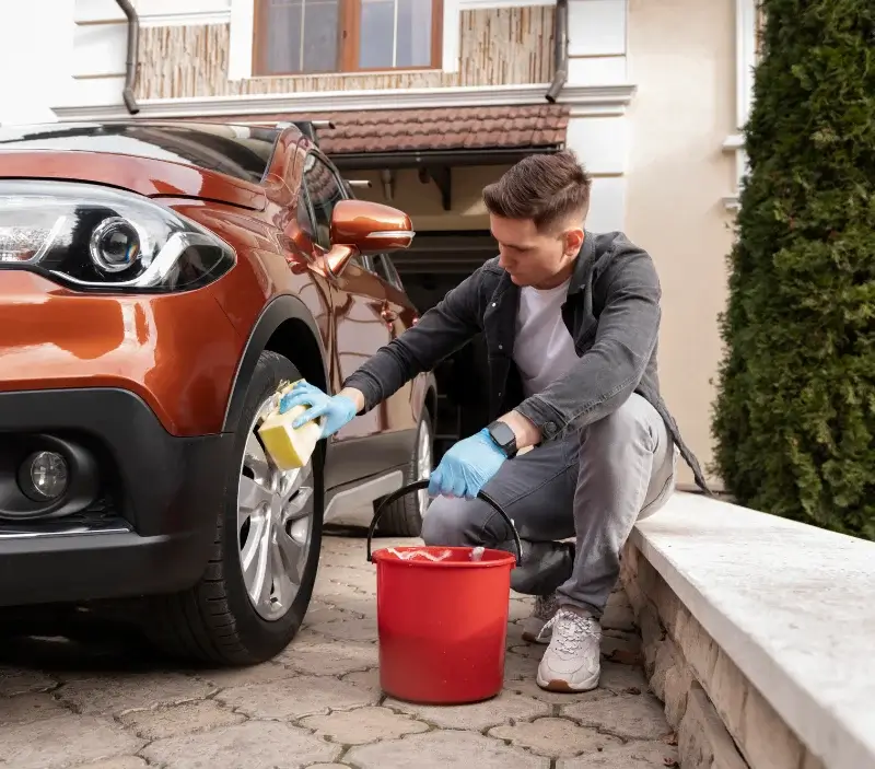 Lavage auto à domicile Andrest : professionnel intervenant sur un véhicule